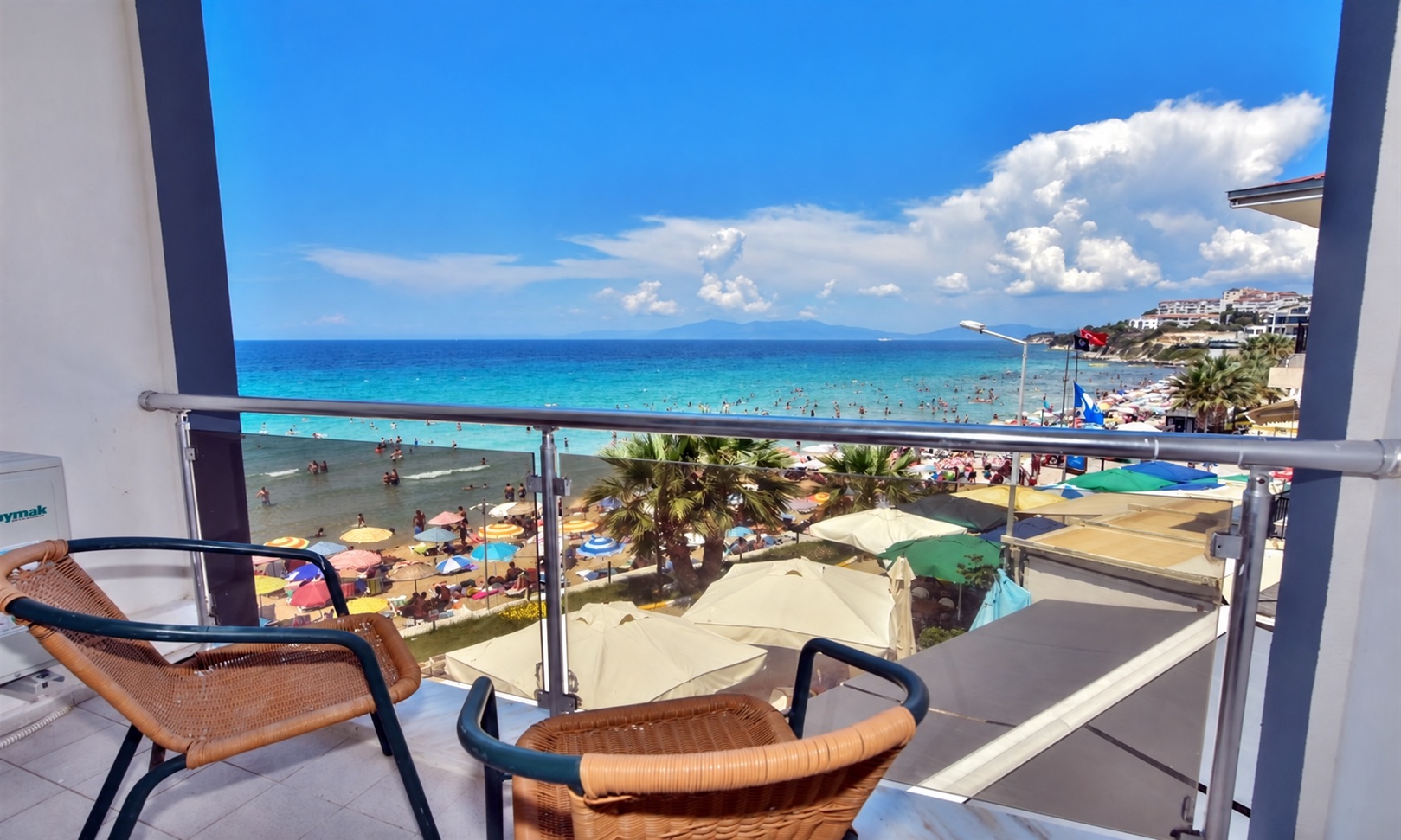 Balkondan Kadınlar Plajı ve deniz manzarası