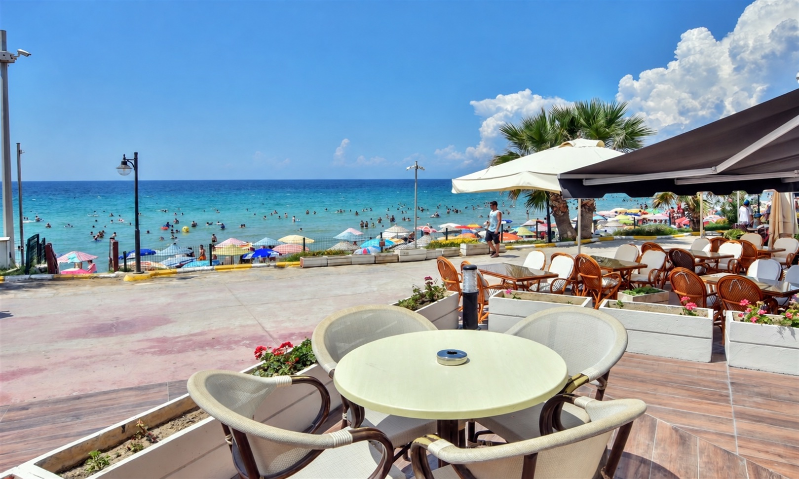 Kadınlar Plajı manzaralı otel terası