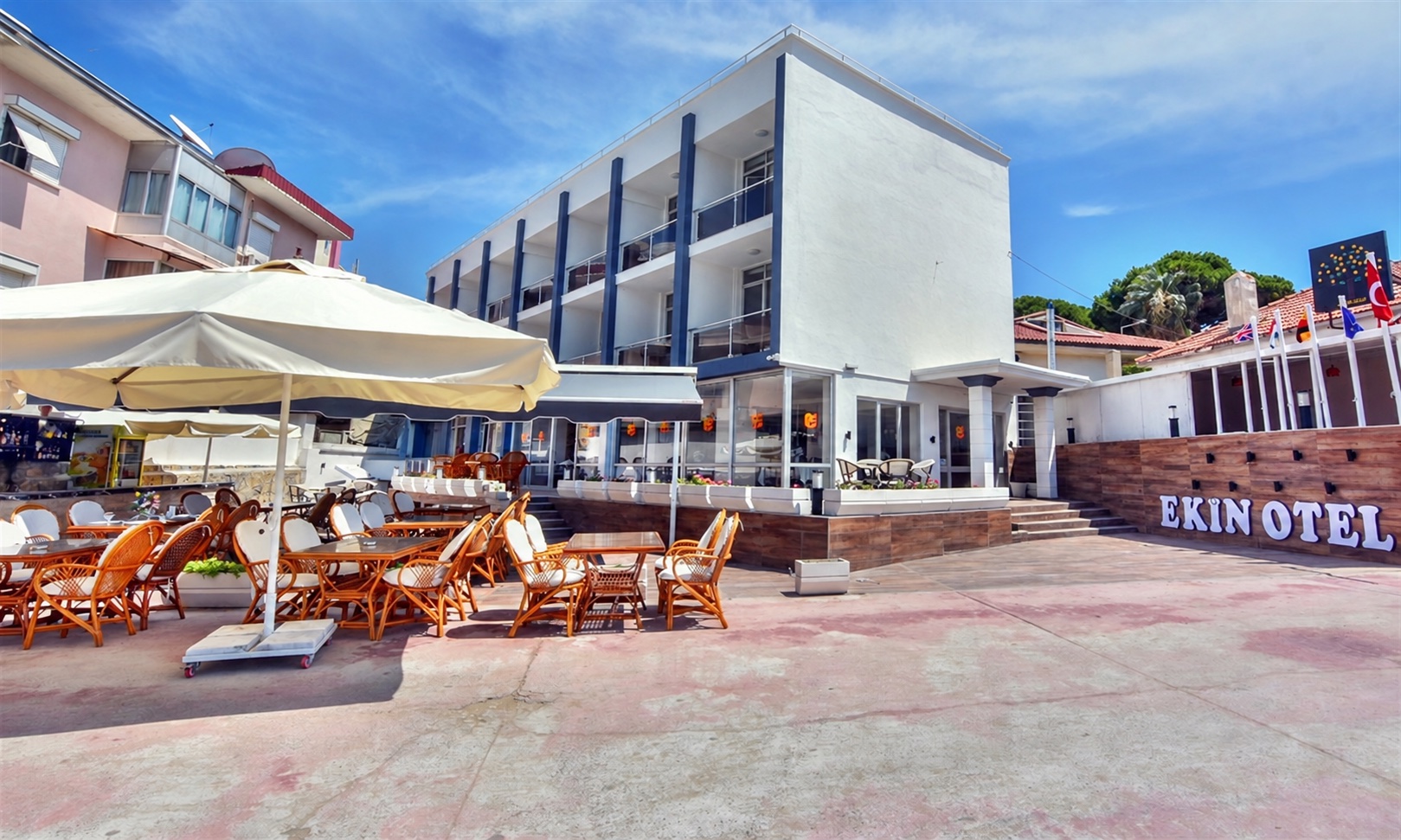 Ekin Otel önden görünümü ve deniz kenarındaki terası