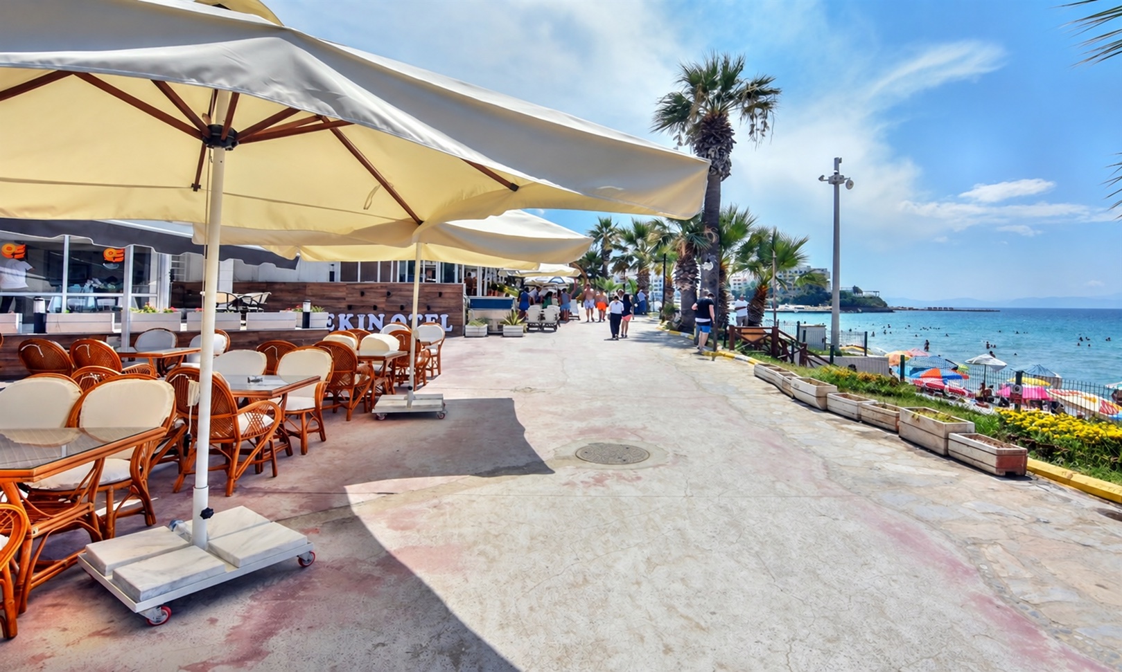 Ekin Otel önündeki sahil ve teras