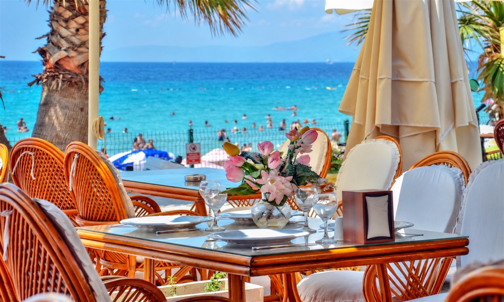 Deniz manzaralı restoran masası